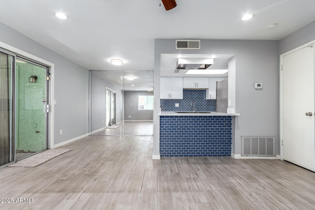 Building Photo - 10227 N 7th Pl