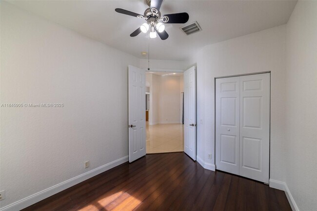 Building Photo - 896 Marina Dr