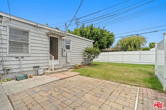 Building Photo - 3600 Kelton Ave