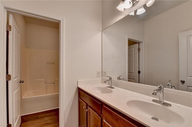 Building Photo - 979 Parkside Wood Ct