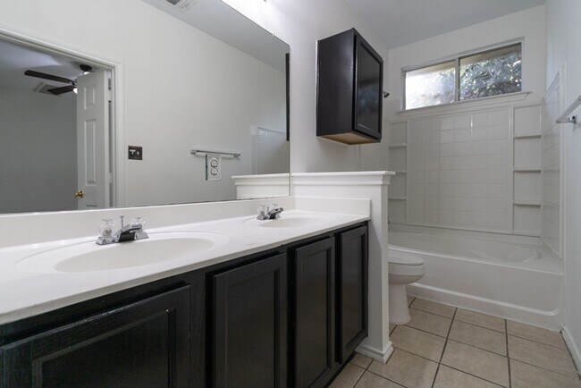 Building Photo - 702 Pampas Ricas Dr