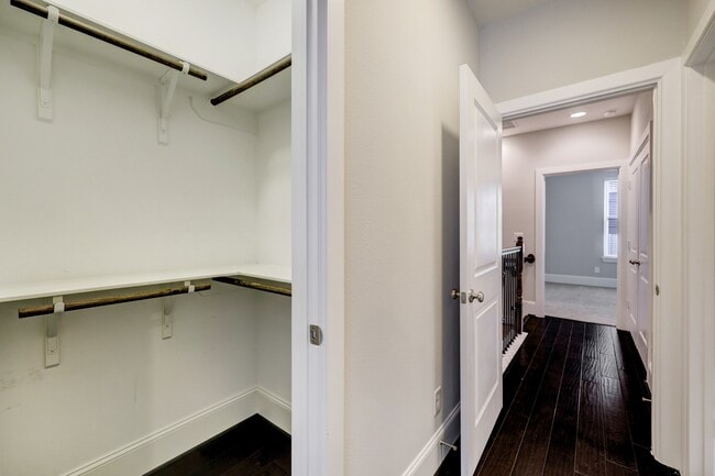 Building Photo - 726 N Shepherd Dr