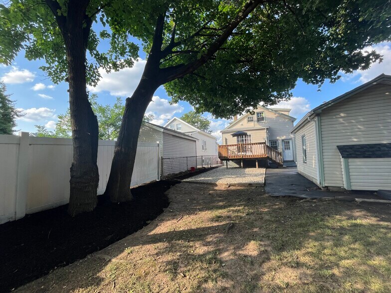 Building Photo - 1974 William St