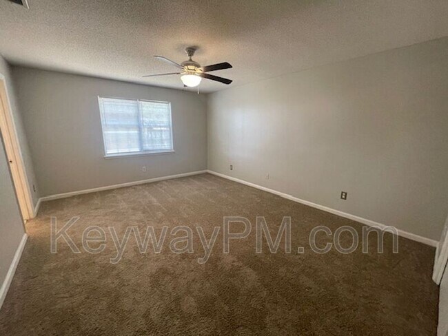 Building Photo - 622 Ridgefield Dr