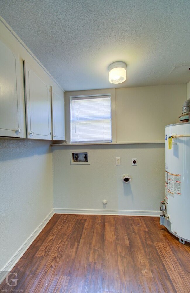 Building Photo - 4 bedroom 2.5 bathroom **$300 OFF 1ST MONTH