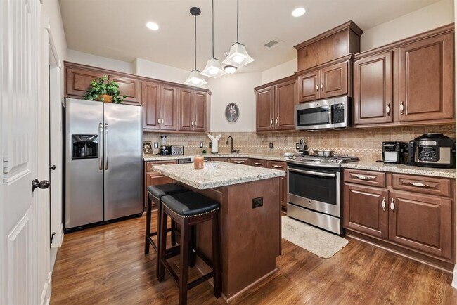 Building Photo - 1806 Lakeshore Cir