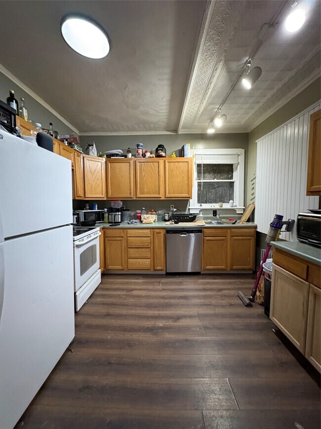 Building Photo - 121 Oak St