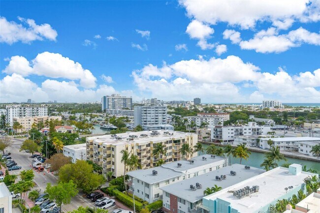 Building Photo - 6900 Bay Dr