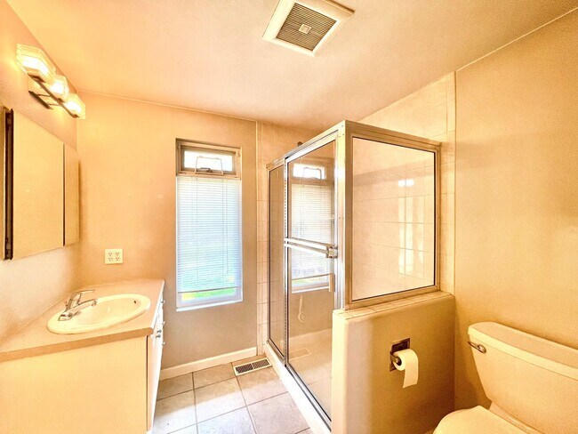 Building Photo - Mid-Century Gem in Kirkland’s Everest Park