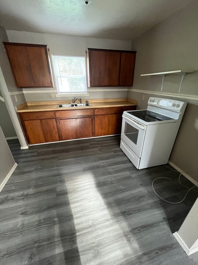 Building Photo - 2 Bed 1 Bath House