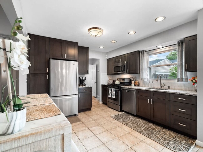 Building Photo - 126 Beachwood Ave