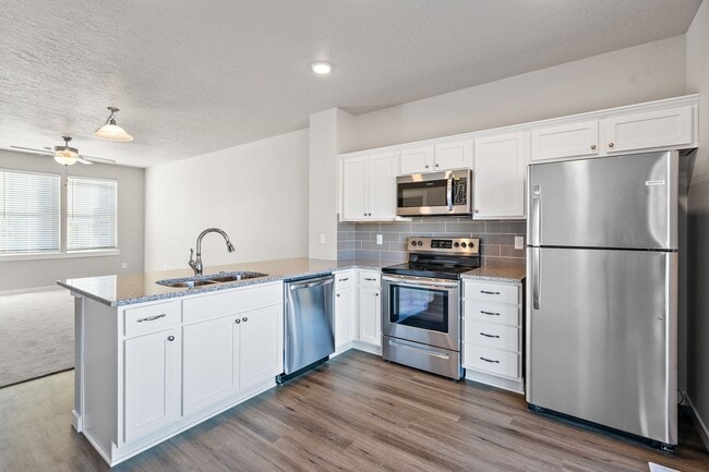 Building Photo - Cute SW Boise Townhome