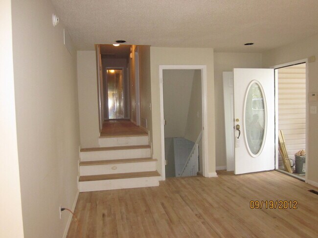 Building Photo - Gorgeous 4 bedroom 2 bath home