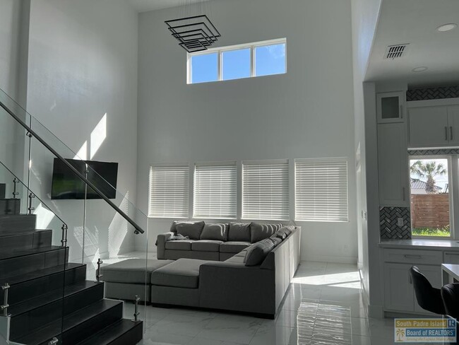 Building Photo - 154 Oleander Dr