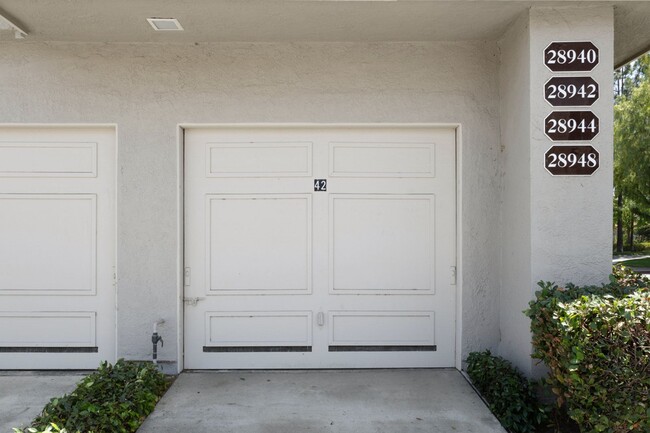 Building Photo - Spacious 2 Bedroom with Loft!