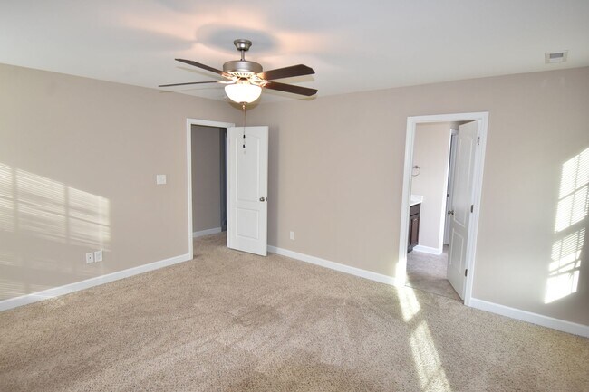 Building Photo - 4 Bedrooms and 2.5 Baths- PET CONSIDERED!
