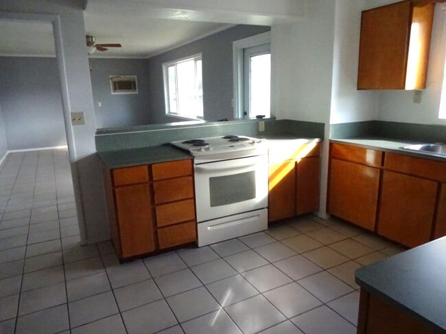 Building Photo - Coming Soon - Cute & Convenient Springfield Home.