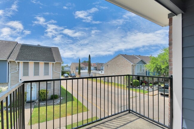 Building Photo - 11899 Algonquin Dr