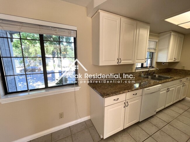 Building Photo - Wonderful 3bd/2ba Orangevale Home with Spa...