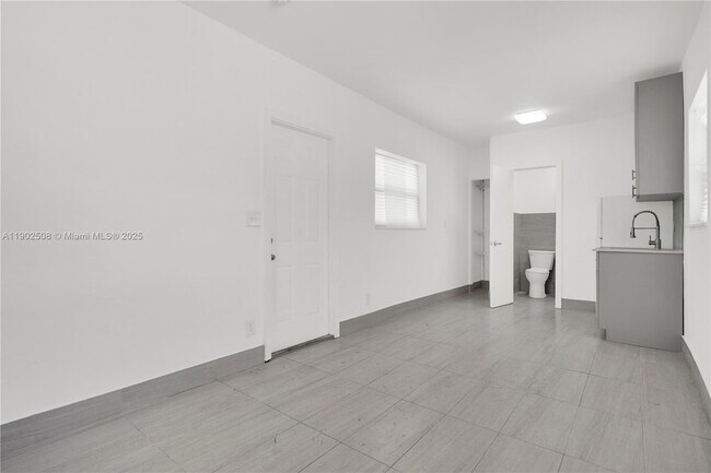 Building Photo - 13390 NE 6th Ave