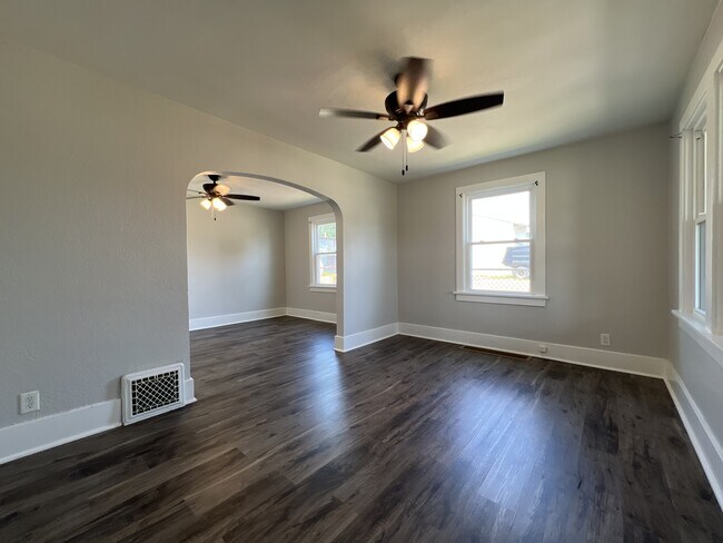 Building Photo - 1227 Elm St