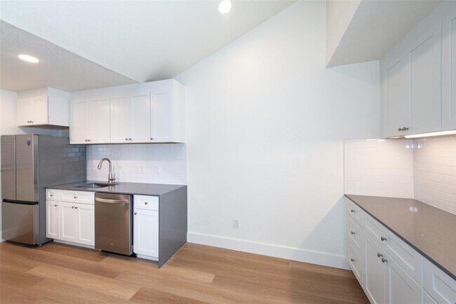 Building Photo - 2704 Catalina Dr