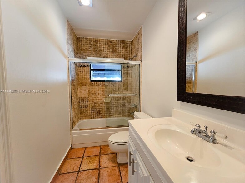 Building Photo - 2989 Bridgeport Ave