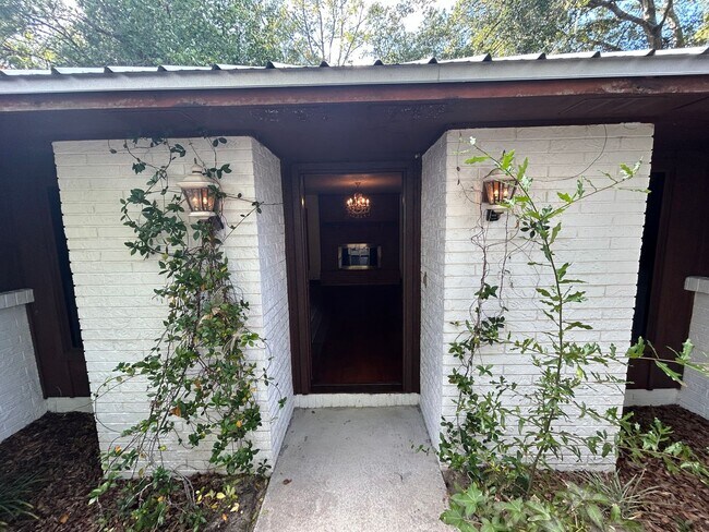 Building Photo - Spacious 3-Bedroom Home with Fenced Yard & Screened Porch in SE Ocala