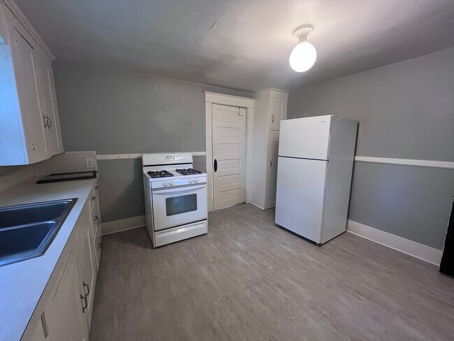 Building Photo - Large 3 Bedroom Duplex with Washer/Dryer - Water included!