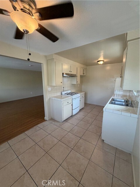 Building Photo - 4694 Bandera St