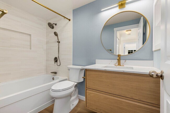 Building Photo - Top-Floor 2BR Condo Near Juanita Beach