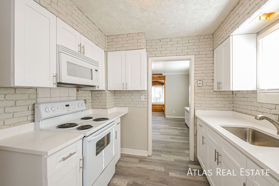 Building Photo - 657 Irving St