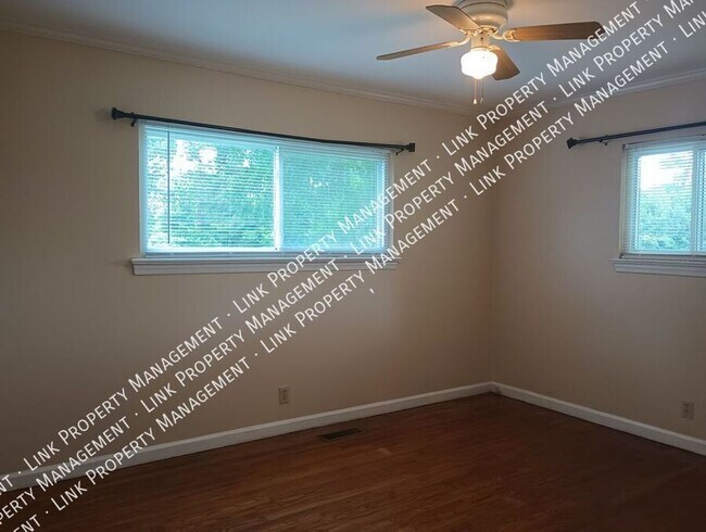 Building Photo - Don't Miss this Charming 2 bedroom with Ga...