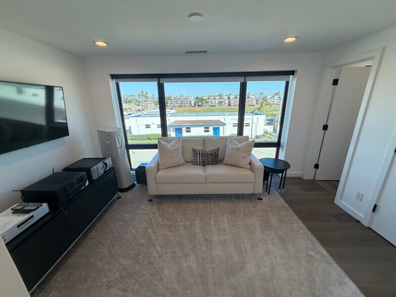 Building Photo - 116 W Channel Islands Blvd