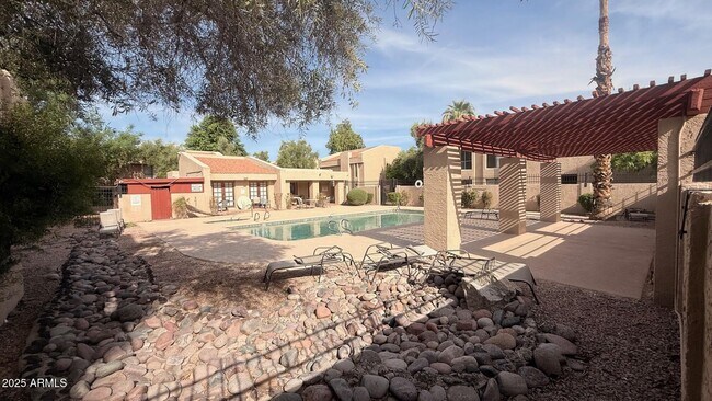Building Photo - 3131 W Cochise Dr