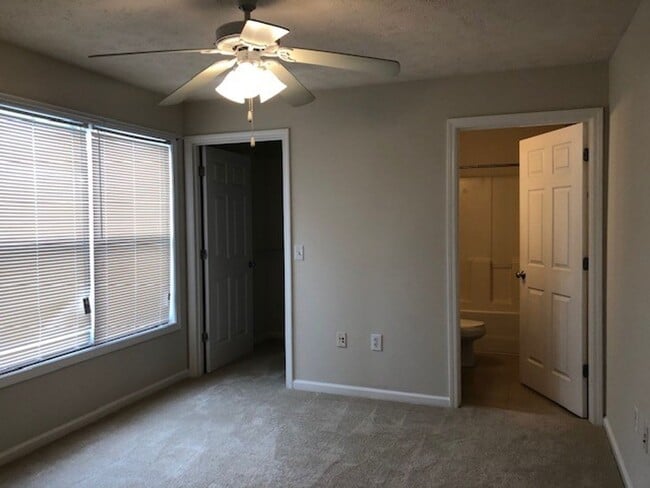 Building Photo - Southern Edge Condo - Close to Campus