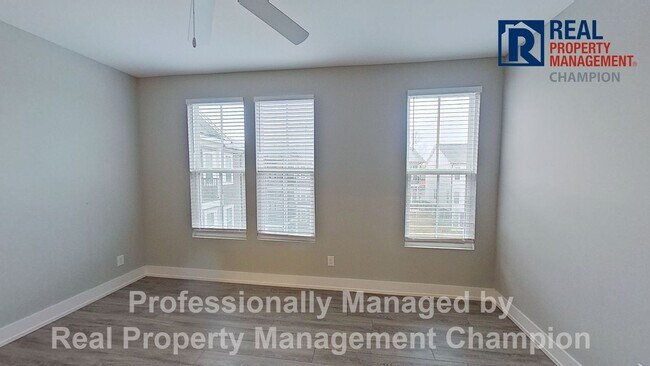 Building Photo - Bright & Open End Unit Townhome