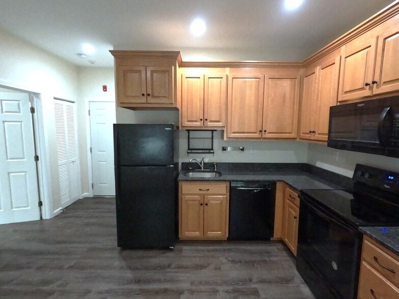 Building Photo - 563 Burritt St