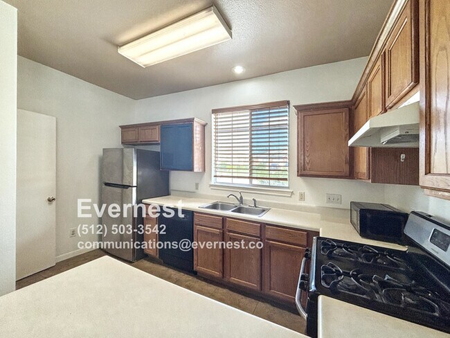 Building Photo - Charming 3-Bedroom Home in a Convenient Ne...