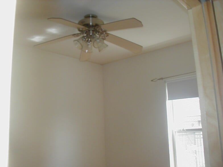 ceiling fans in each bedroom - 71 Baldwin St