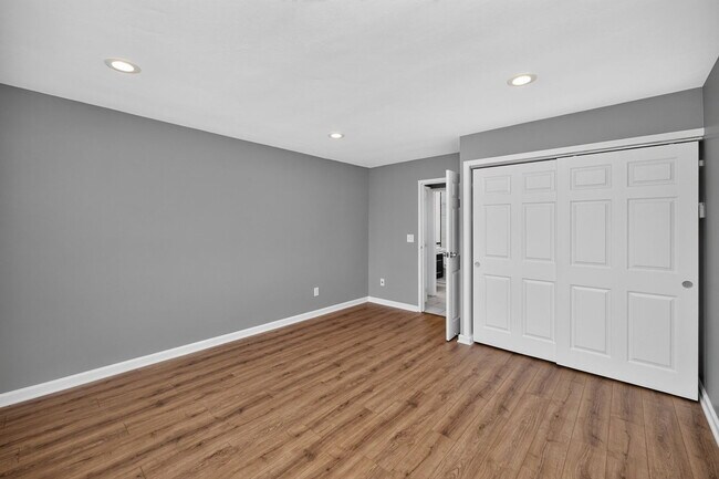 Building Photo - 5458 Beechmont Ave