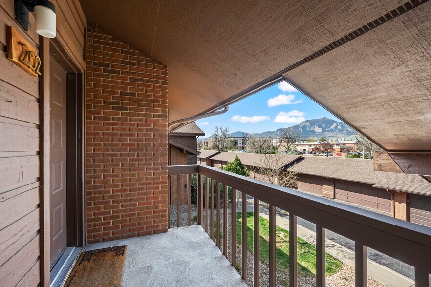 Building Photo - 501 Manhattan Dr