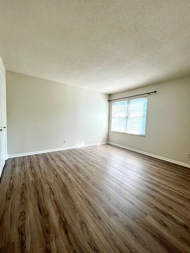 Building Photo - Charming 2 Bedroom Townhouse