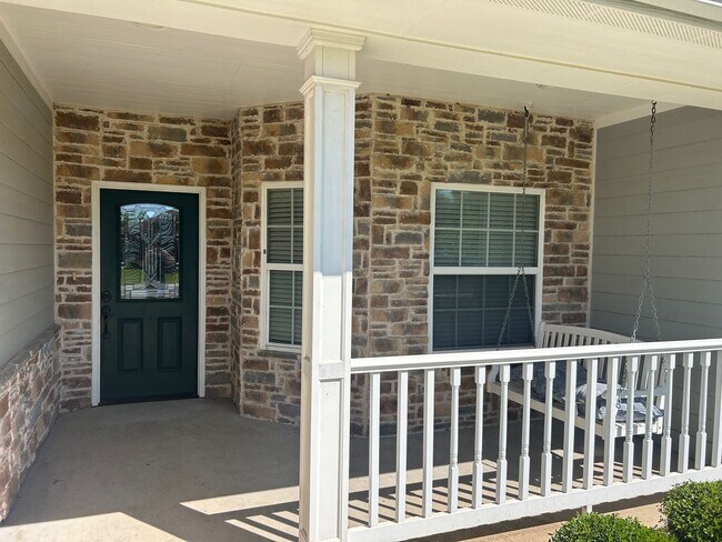 Building Photo - Beautifully Maintained 3 Bedroom