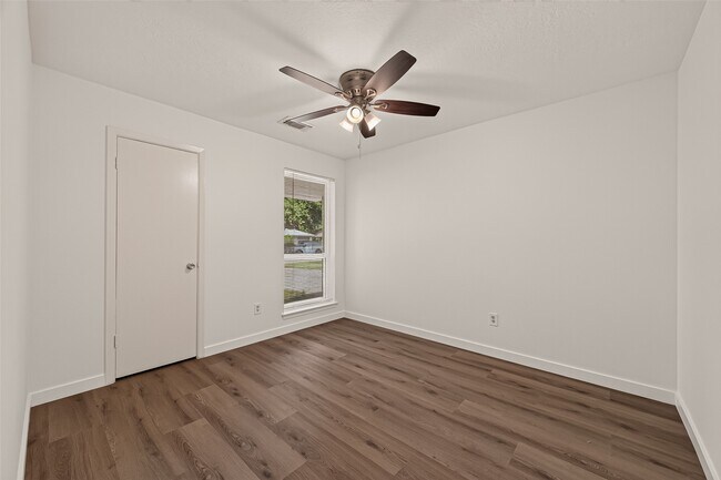 Building Photo - 313 Stratmore Dr
