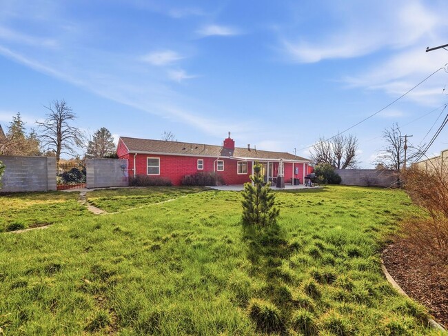 Building Photo - 2885 E Loran Heights Dr