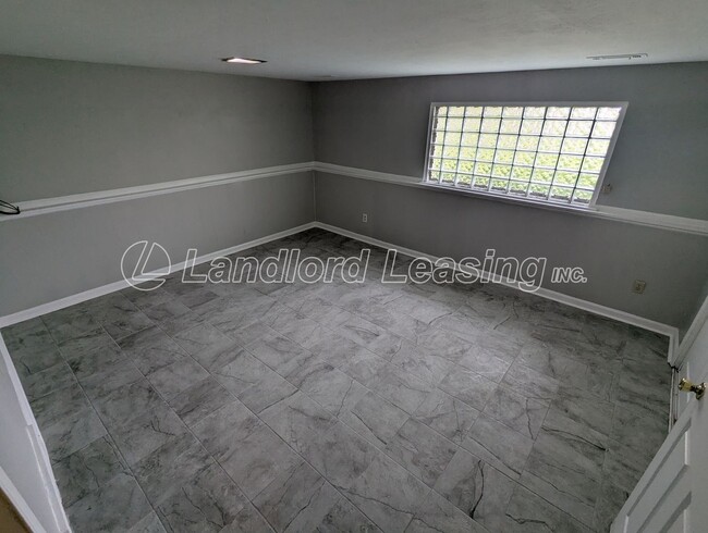 Building Photo - Spacious Split-Level Home with Updates in ...