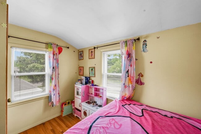 Building Photo - 3 Bedroom Home Located Near Shopping, Dini...
