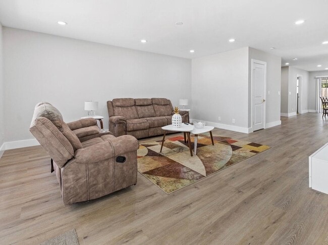 Building Photo - 1322 Riverside Cir