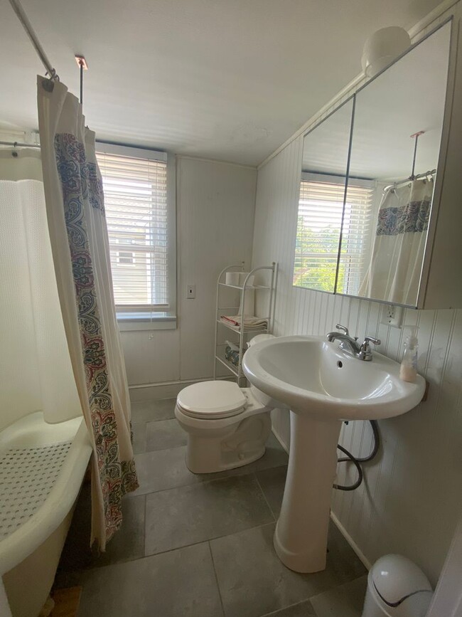 Building Photo - 3 Bedroom, 3.5 Bathroom In Downtown Perryv...